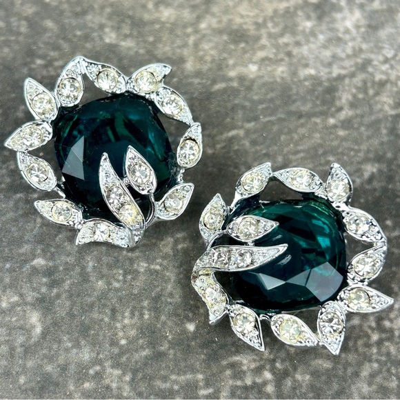 VINTAGE Sarah Coventry Huge Emerald Green Rhinestone Silver Formal Clip Ons - Picture 3 of 5